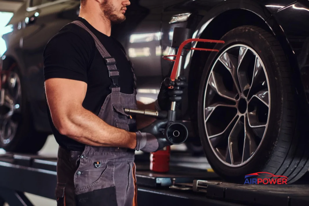 mecanic care fixeaza roata la masina perne auxiliare air power